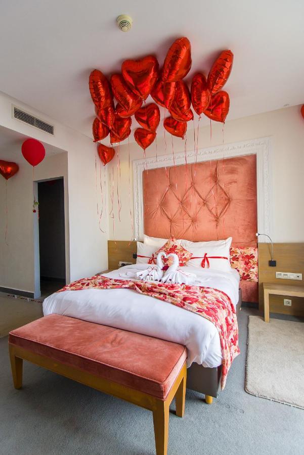 Mandarin Palace Hotel & Spa Tânger Exterior foto A bedroom decorated for Valentine's Day