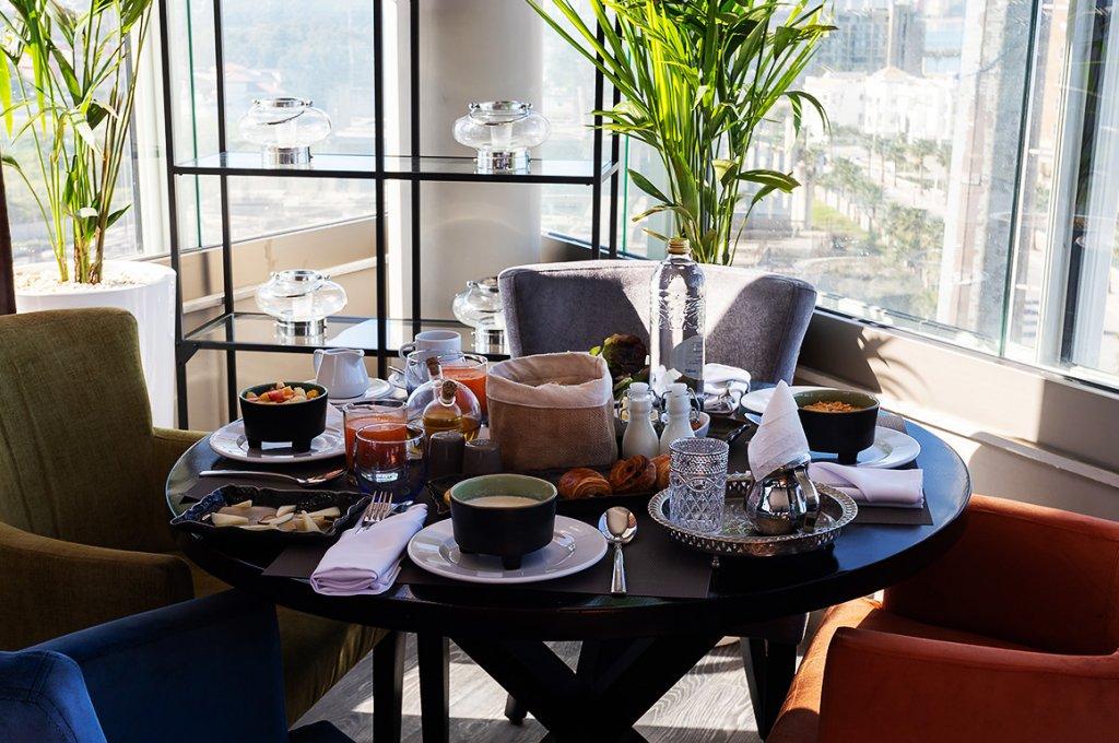 Mandarin Palace Hotel & Spa Tânger Exterior foto A table set for afternoon tea at the Mandarin Oriental, Hong Kong